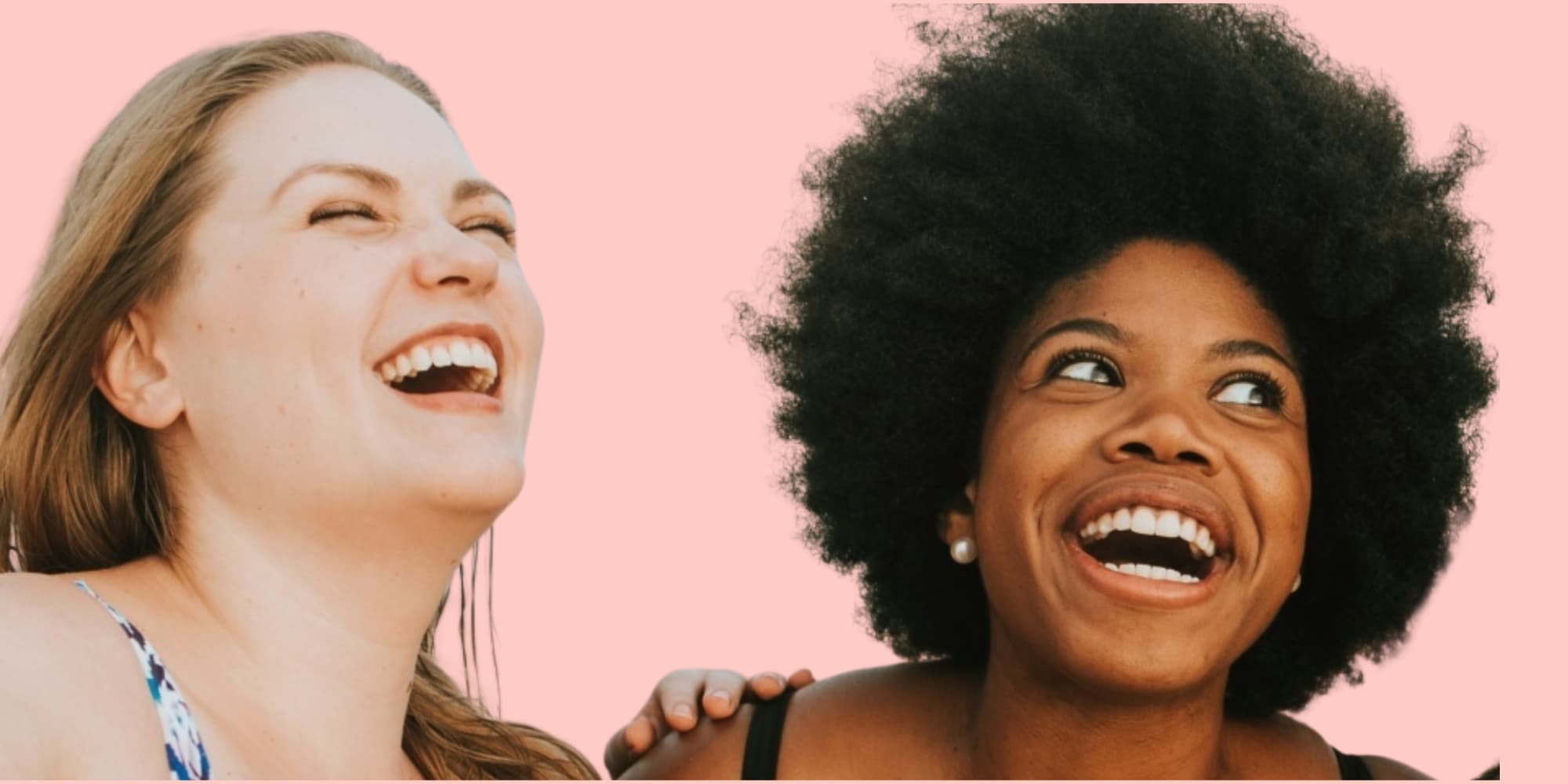 Zwei Frauen stehen nah beieinander vor einem hellpinkem Hintergrund und lachen herzlich.