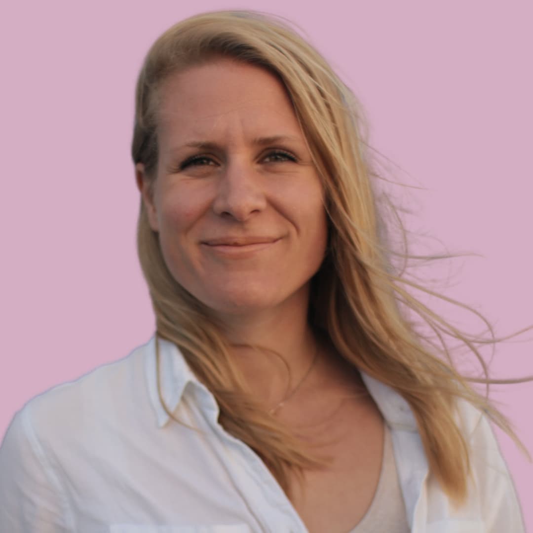 Portrait Nadine vor zartlila Hintergrund